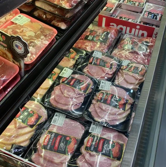 Productos Ahumex exhibidos en vitrina refrigerada de supermercado